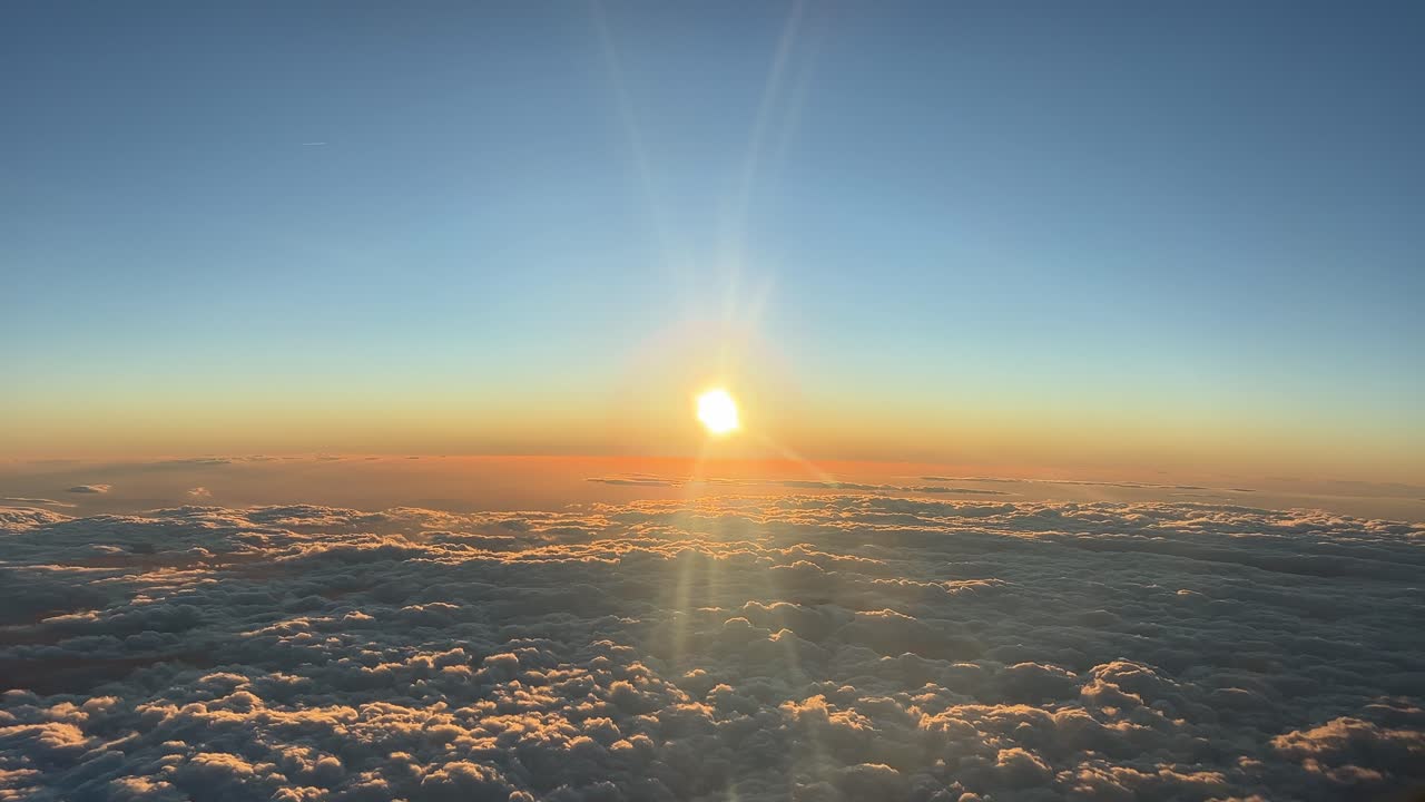순항 수준으로 서쪽으로 비행하는 동안 제트 조종석에서 기록된 일몰