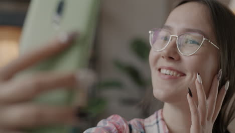 una joven sonriente tomando una selfie.