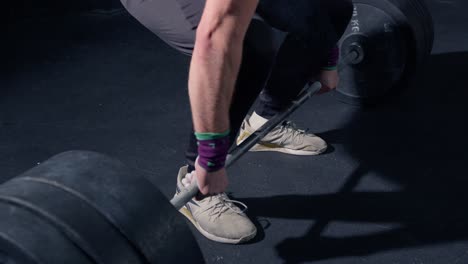Close-up-of-man-doing-deadlift-after-putting-magnesium-on-hands