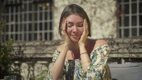 Triste-Señorita-Con-Ansiedad-Recibiendo-Un-Ataque-De-Pánico-Femenino-Con-El-Corazón-Roto