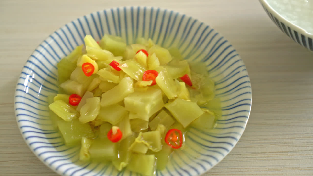 매운 샐러드 피클 양배추 또는 참기름을 곁들인 셀러리 - 아시아 음식 스타일