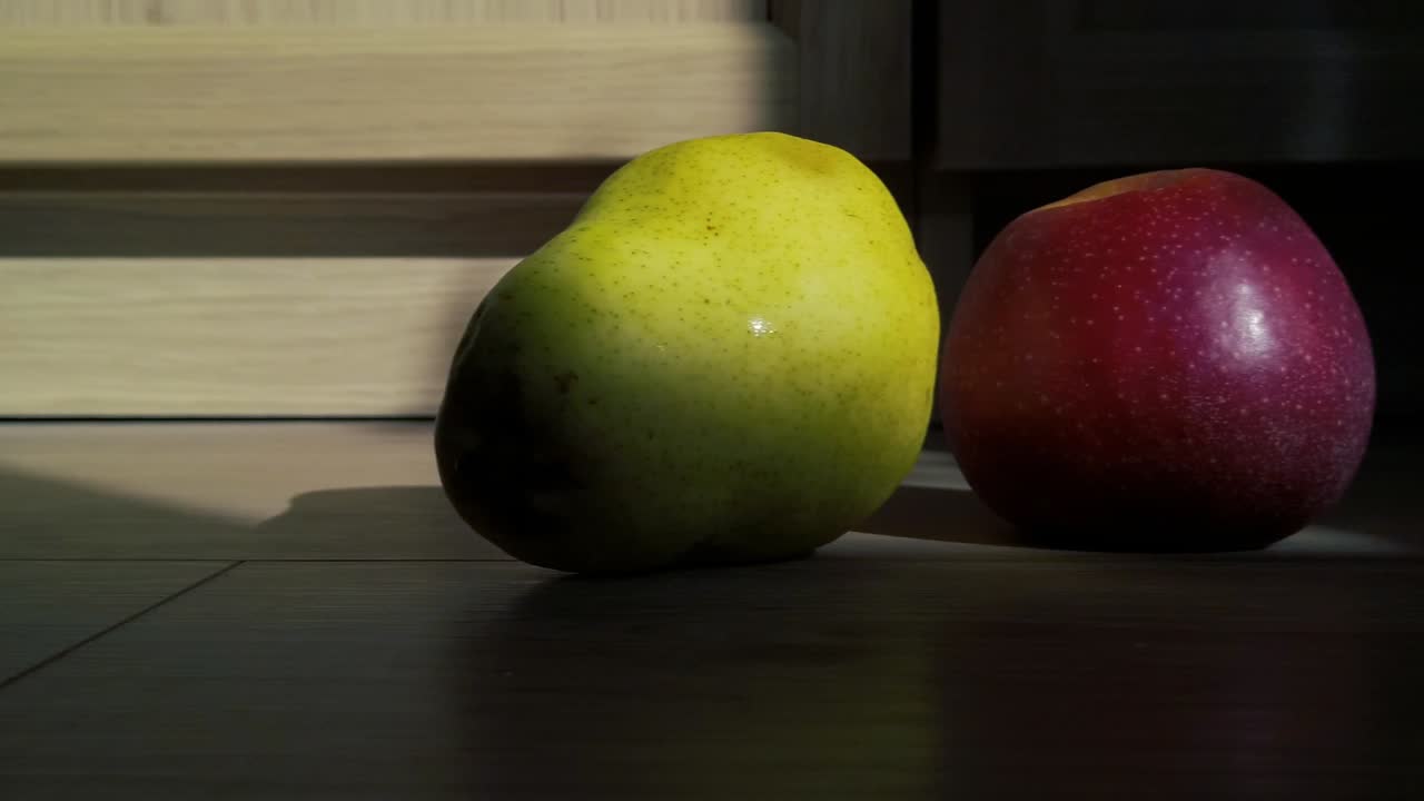 Una mela e una pera al tramonto, con carrellata.