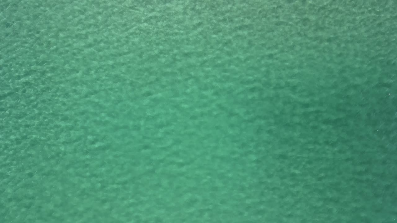 toma aérea de agua turquesa reluciente