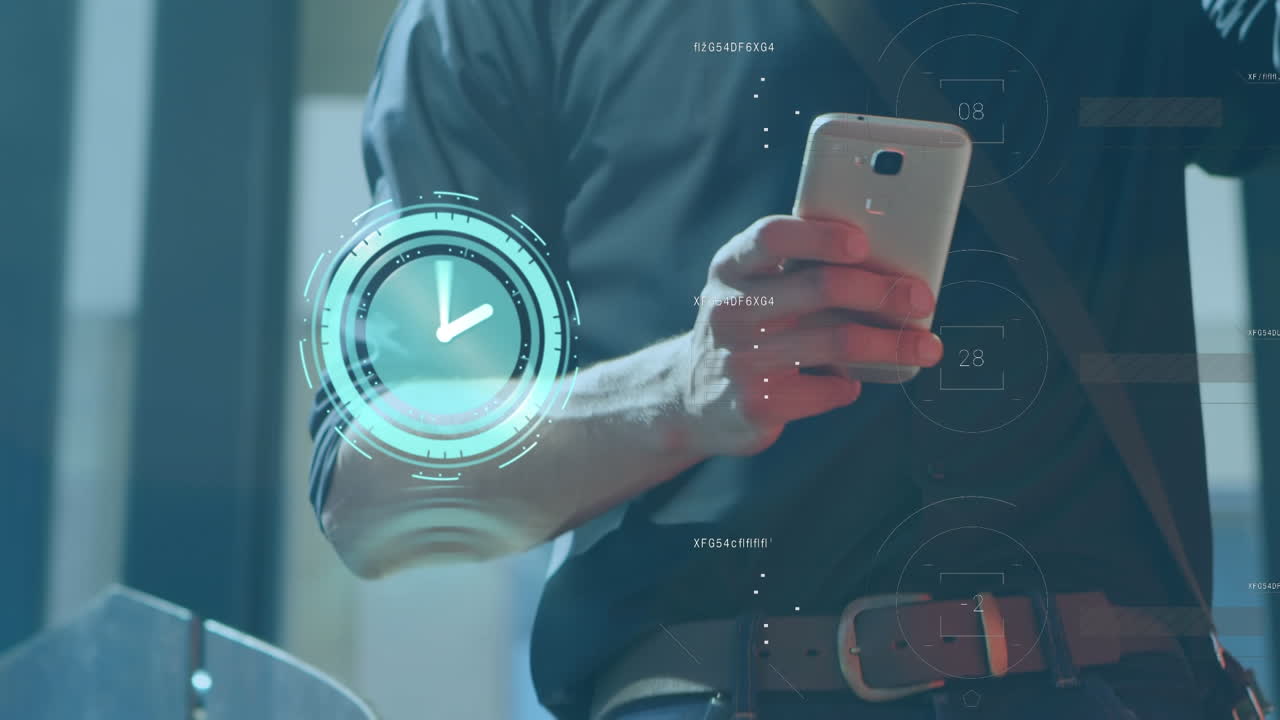 animación del reloj y el procesamiento de datos sobre la sección media del hombre caucásico usando un teléfono inteligente