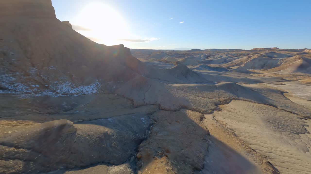 Sorvolo con drone FPV di Factory Butte tra le colline e i canyon