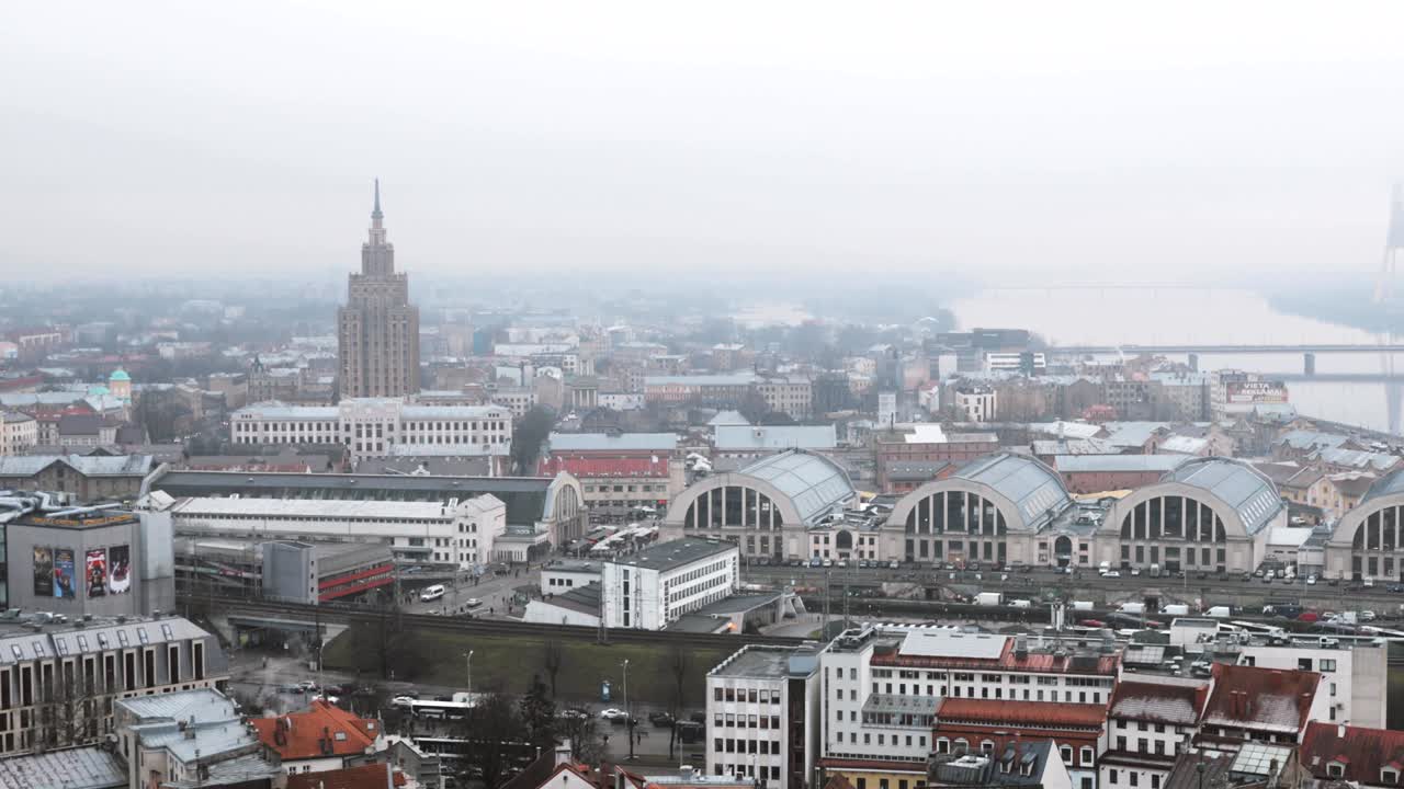 라트비아의 리가 (riga) -  뷰, 안개와 비가 오는 날의 도시 풍경, 라트비아 과학 아카데미, 버스 정류장, 리가 국제 버스 터미널, 리가 중앙 시장