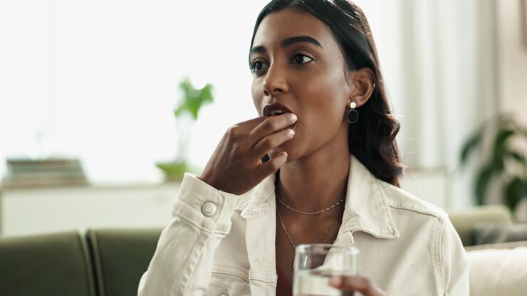 Žena pije sklenici vody