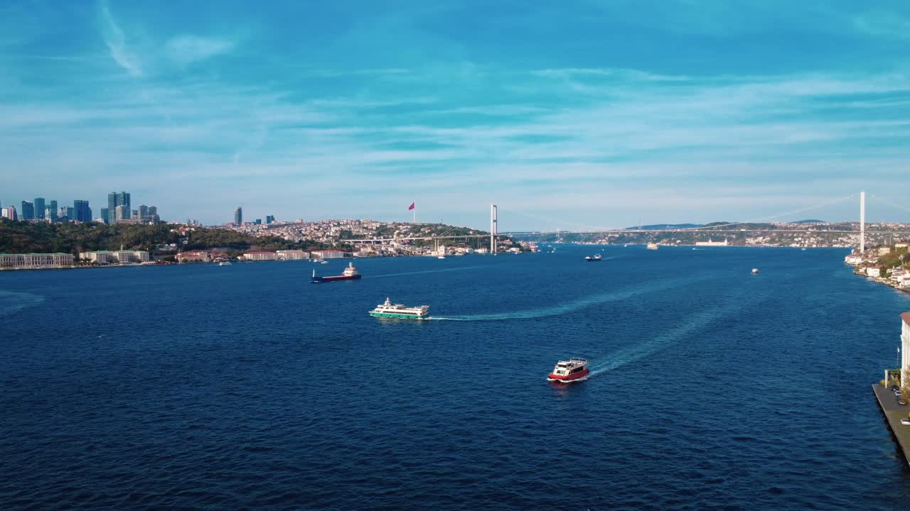 Hareketli İstanbul Boğazı: tekneler, feribotlar ve NATO askeri gemileri Karadeniz gerilimleri