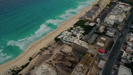 Vista-Aérea-De-La-Playa-Y-Ciudad-En-Cancún,-México