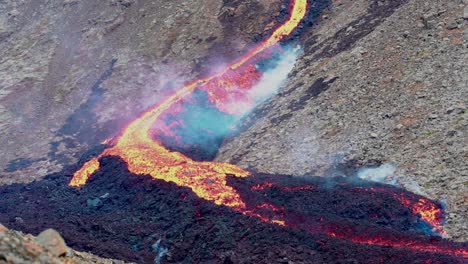 toma amplia que muestra lava caliente fluyendo hacia el valle de natthagi