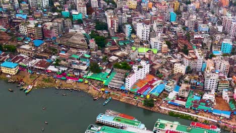 los barrios marginales de la ciudad de dhaka a lo largo del río buriganga, bangladesh