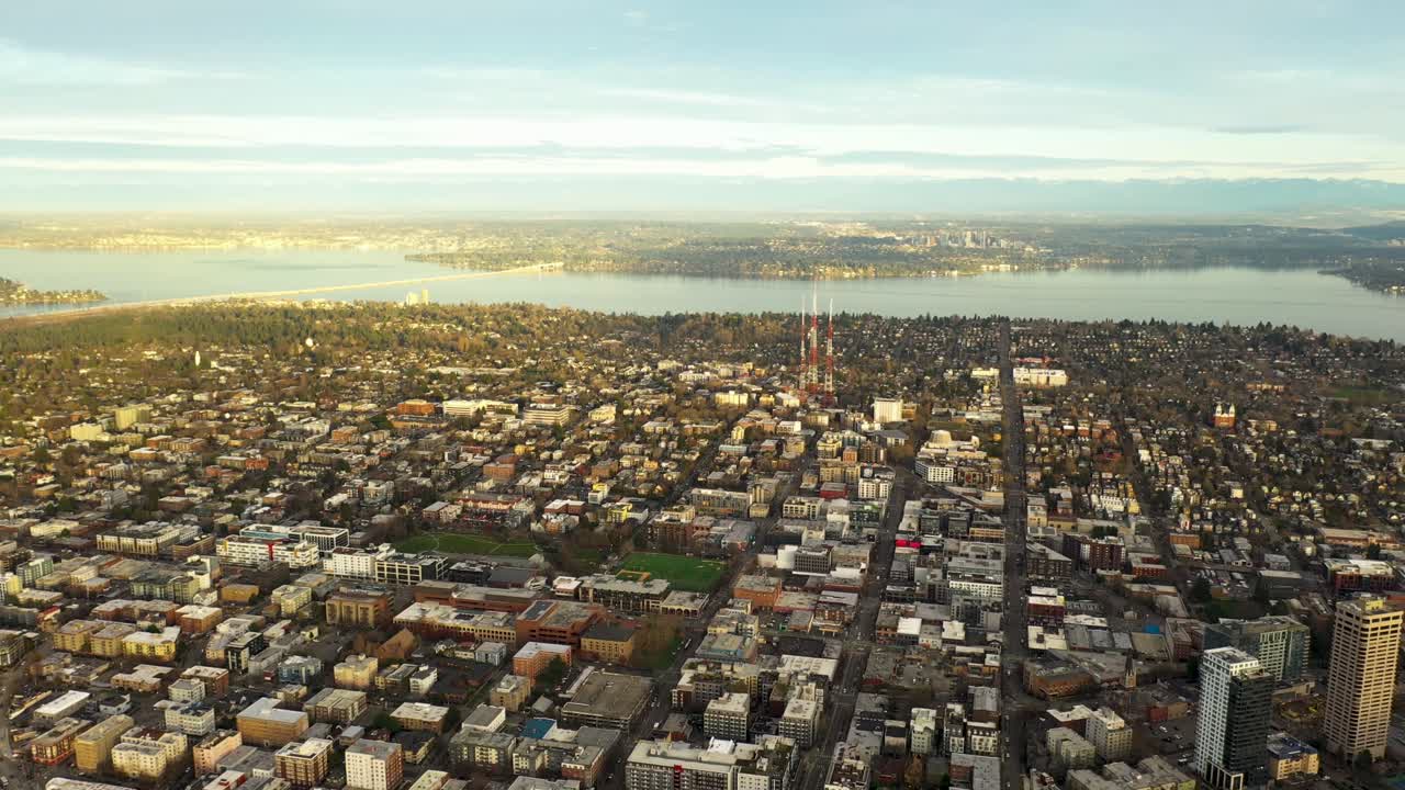 멀리 워싱턴 호수가 있는 시애틀 국회의사당 인근의 항공