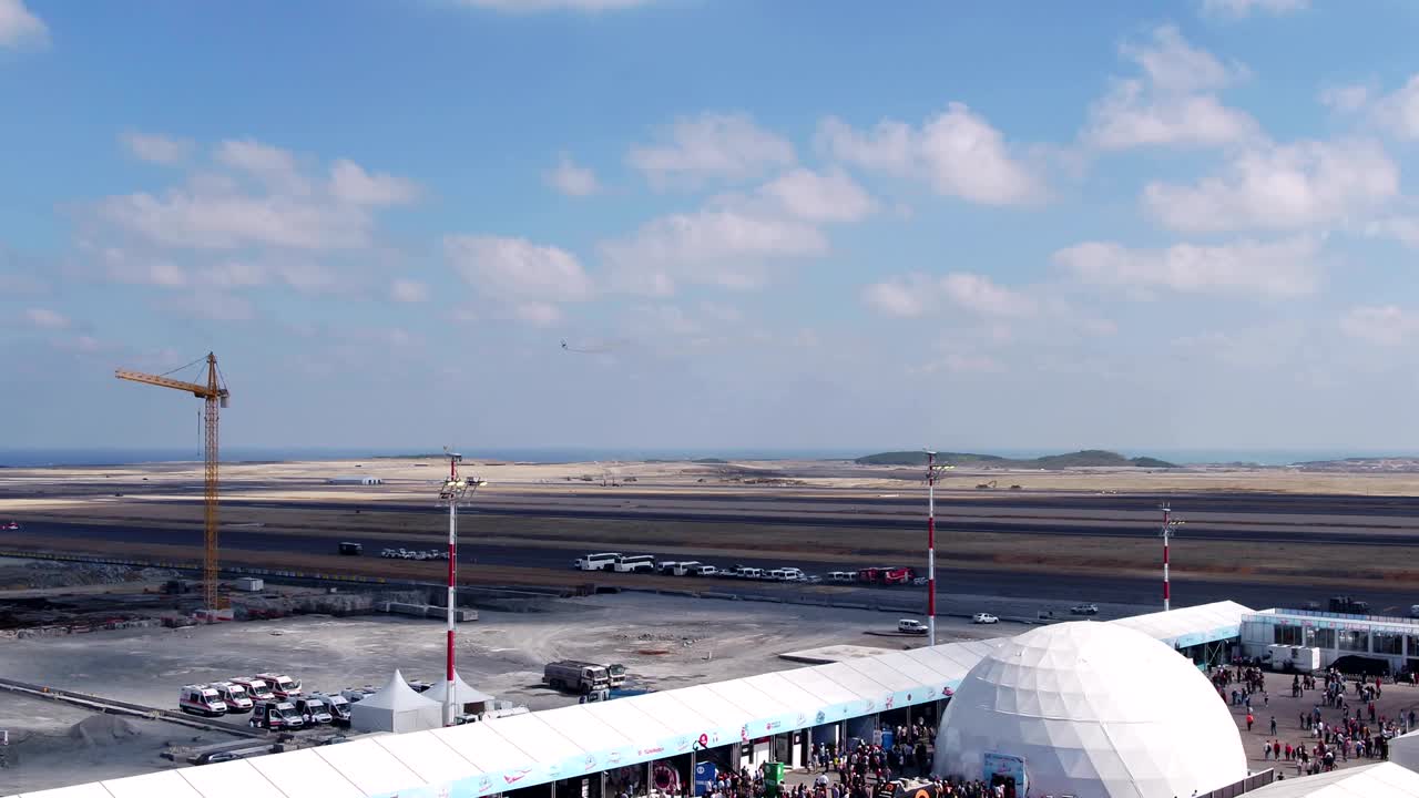 festival de aviación avión de acrobacia que pasa con humo vista aérea