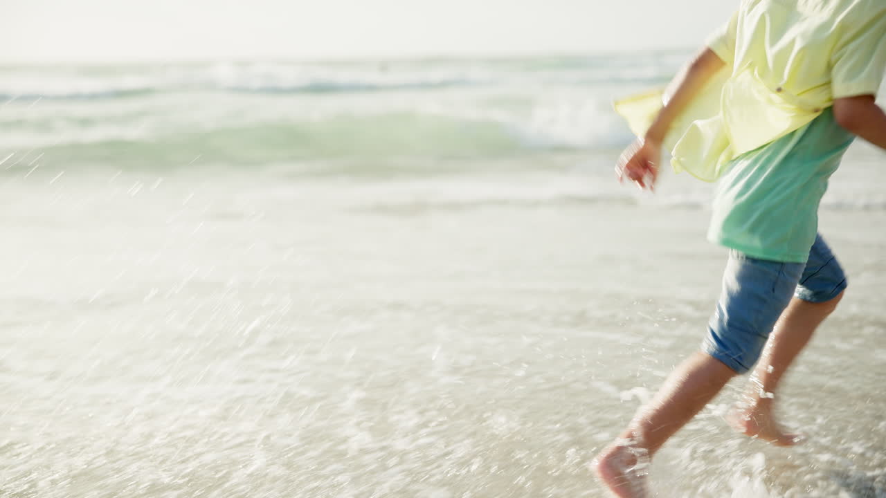 바다의 파도에서 놀고 있는 아이