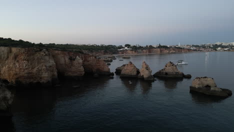 Video-De-Drone-De-Barco-En-La-Costa-Del-Algarve,-Portugal