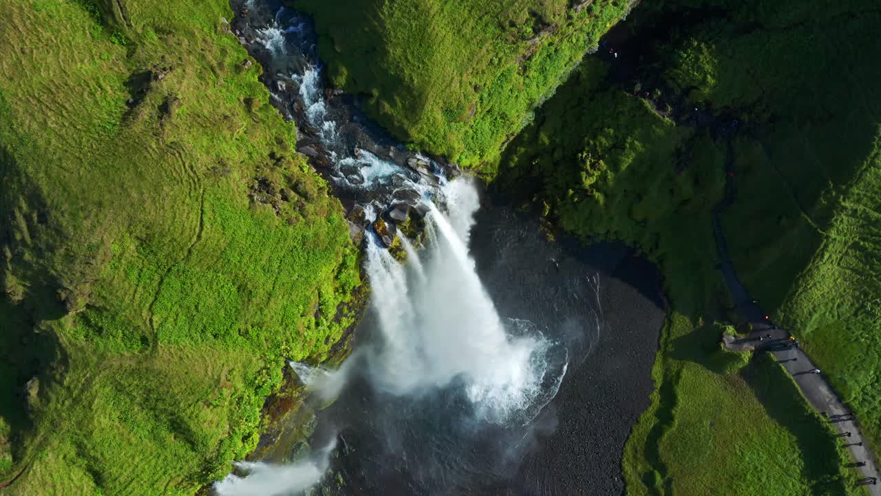 vista superior de la cascada seljalandsfoss que desemboca en el río seljalands en el sur de islandia