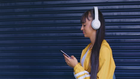 Hermosa-Joven-Usando-Su-Teléfono-Para-Enviar