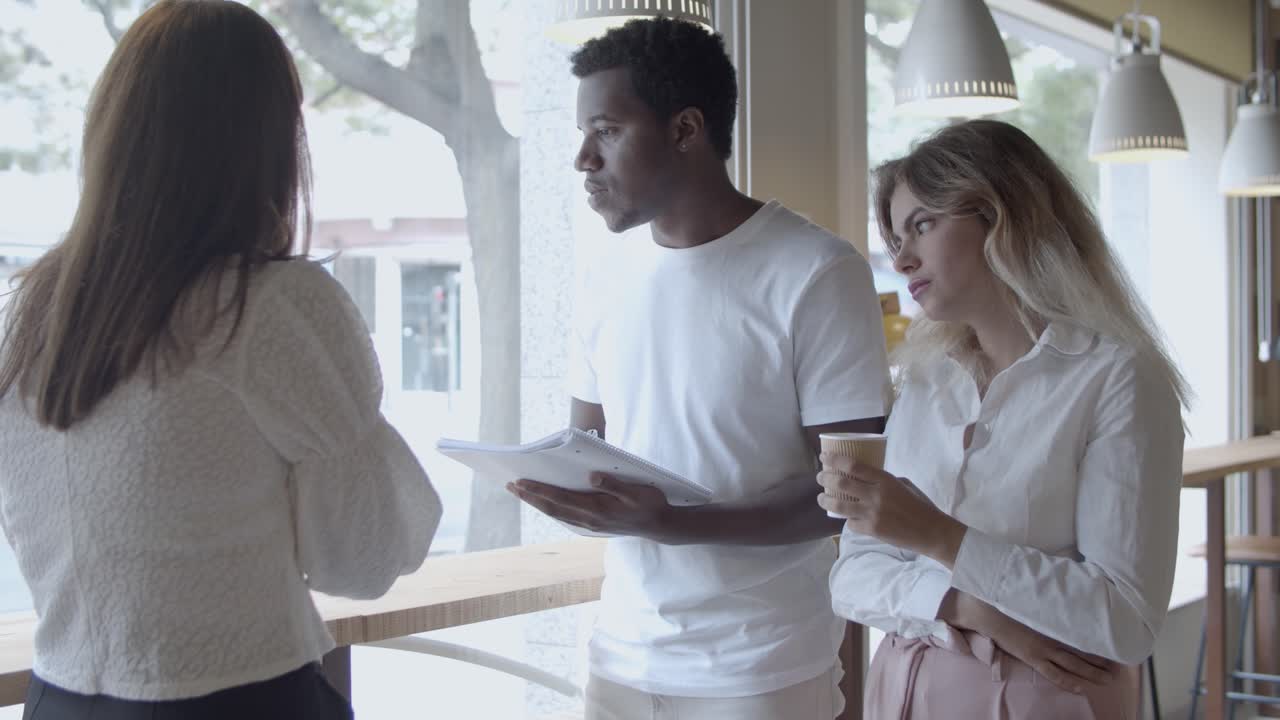 프로젝트를 논의하는 전문가