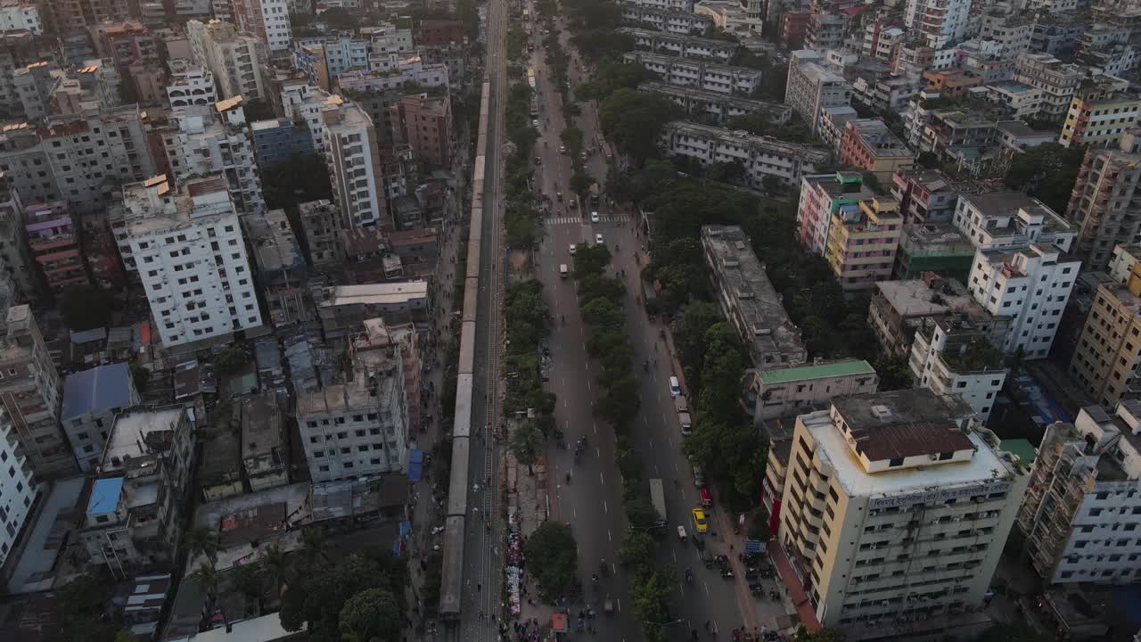 Riprese con drone mostrano il flusso di treni e traffico lungo l'autostrada nella città di Dacca, Bangladesh