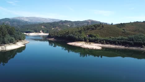 hermoso vuelo de drones sobre una presa en portugal, en un día claro y soleado