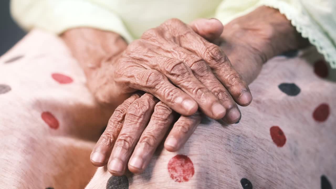 노인 의 손 의 근접 사진