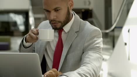 Hübscher-Bärtiger-Geschäftsmann,-Der-Während-Der-Kaffeepause-Arbeitet