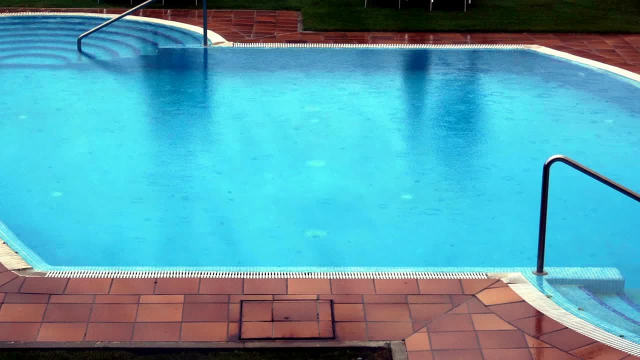 lloviendo en el agua de la piscina