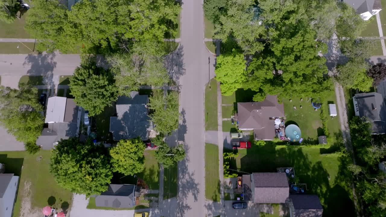 Case di quartiere a Fremont, Michigan, con video aereo realizzato con drone