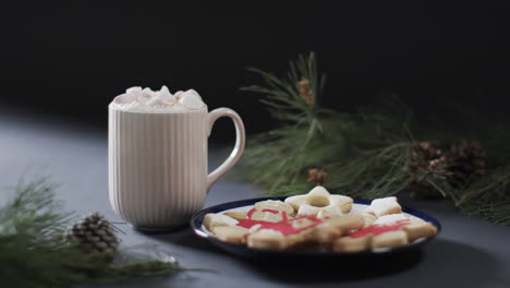 video de galletas de navidad, taza de chocolate y espacio de copia en fondo negro