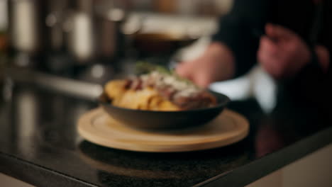 delicioso plato de carne a la parrilla con arroz y patatas