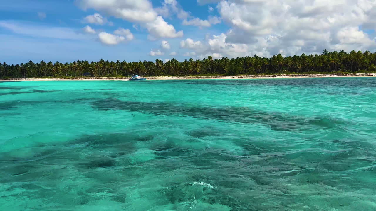 aguas cristalinas del caribe a lo largo de la costa de la república dominicana
