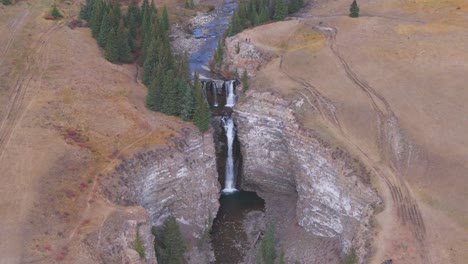 las cataratas de bighorn ofrecen un punto de vista espectacular visto desde un avión no tripulado en el rancho ya ha tinda de alberta, canadá.