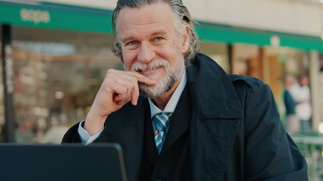 야외에서 노트북으로 일하는 사업가