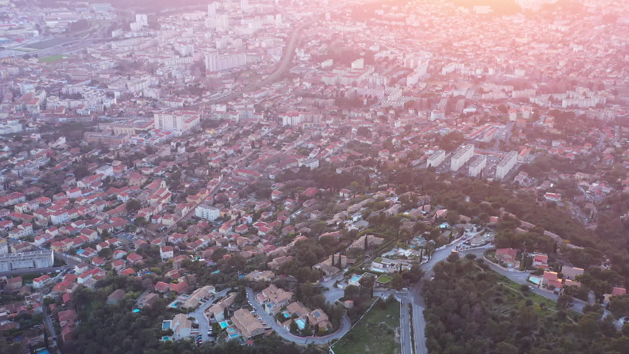 론 주거 지역 위의 해가 지는 모습 (faron aerial shot, 프랑스 바르 부지)