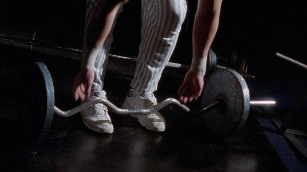 남자가 바벨을 들어 운동을 하고 있다