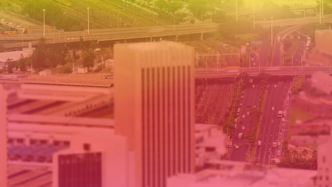 도시 풍경 위에서 노란색에서 분홍색으로 빨리 움직이는 도로 교통의 애니메이션