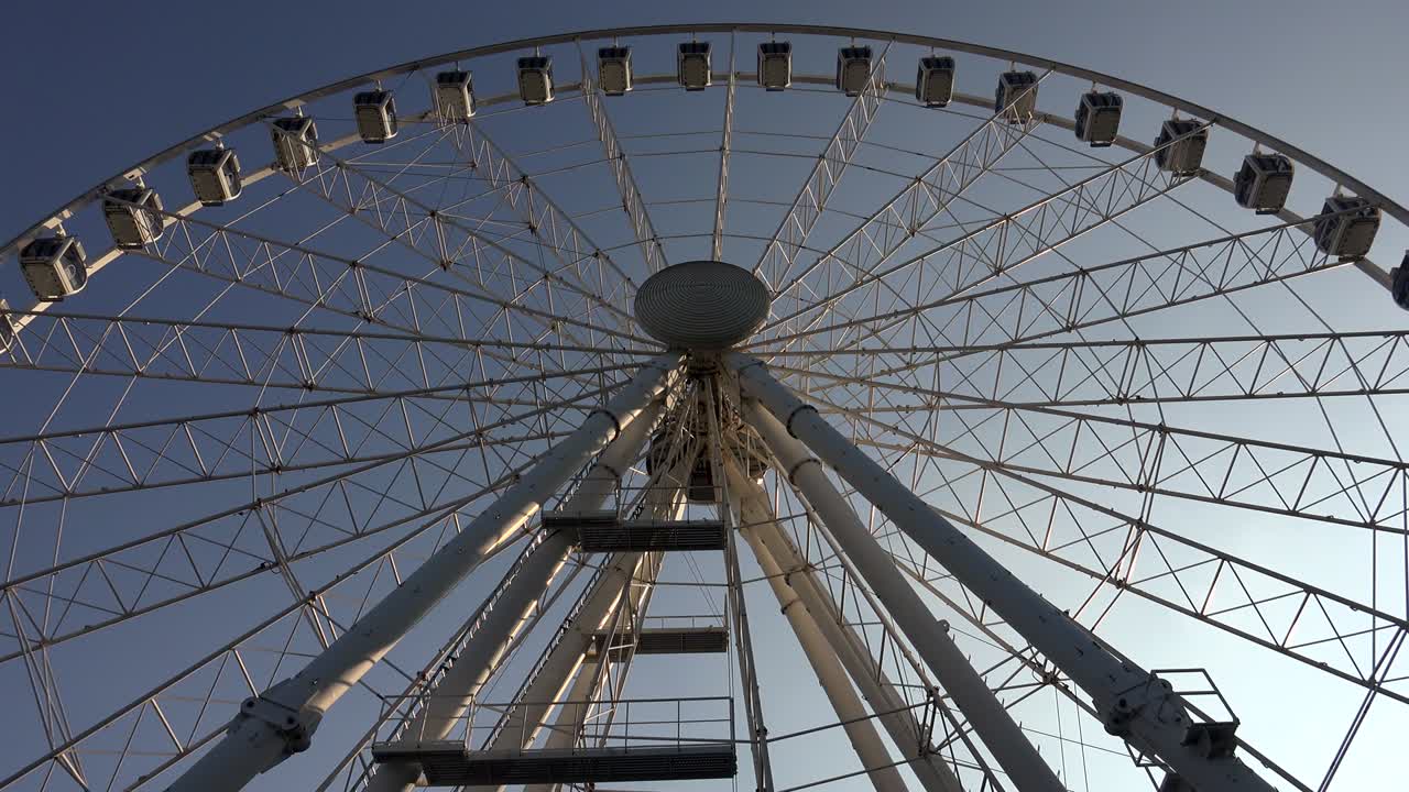 колесо обозрения против голубого неба. 4к.