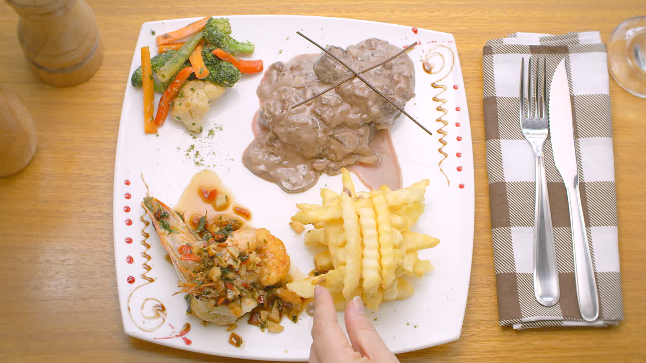 мясо в соусе, креветки, овощи на пару и картофель фри, средиземноморская кухня