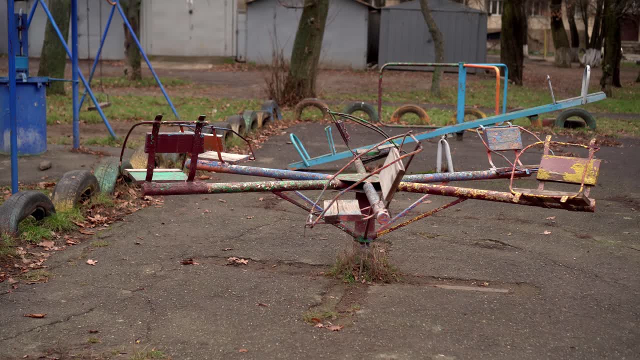 의료 마스크를 입은 소년이 스 01에 타고 있다