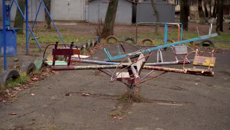 un niño con una máscara médica viaja en un columpio 01