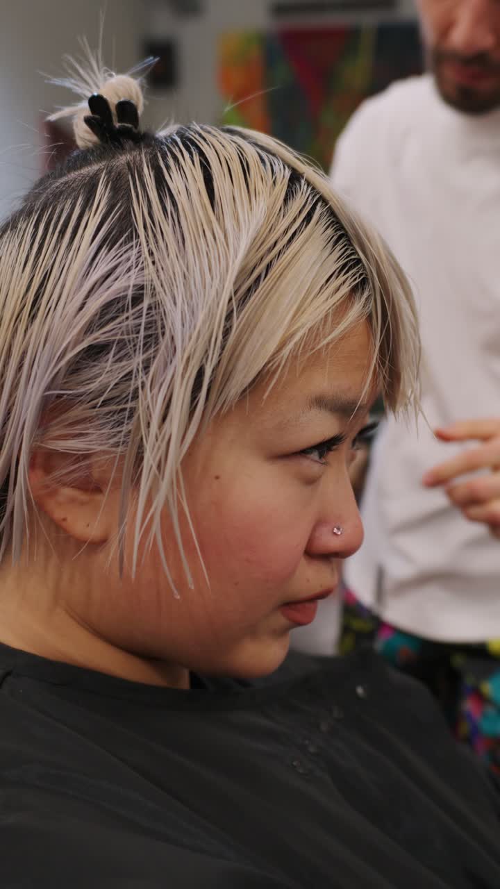 머리카락을 잘라가는 여자