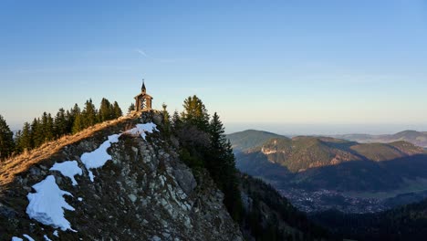 Timelapse-De-La-Hora-Dorada-De-La-Capilla-Freudenreich-En-La-Cresta-De-Brecherspitz,-Un-Famoso-Destino-De-Senderismo-En-Las-Montañas-De-Los-Alpes-En-Baviera,-Alemania