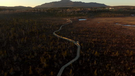 Fliegen-über-Die-Promenade-Im-Sumpf---Cherry-River-Marsh-In-Magog,-Kanada---Drohnenaufnahme-Aus-Der-Luft