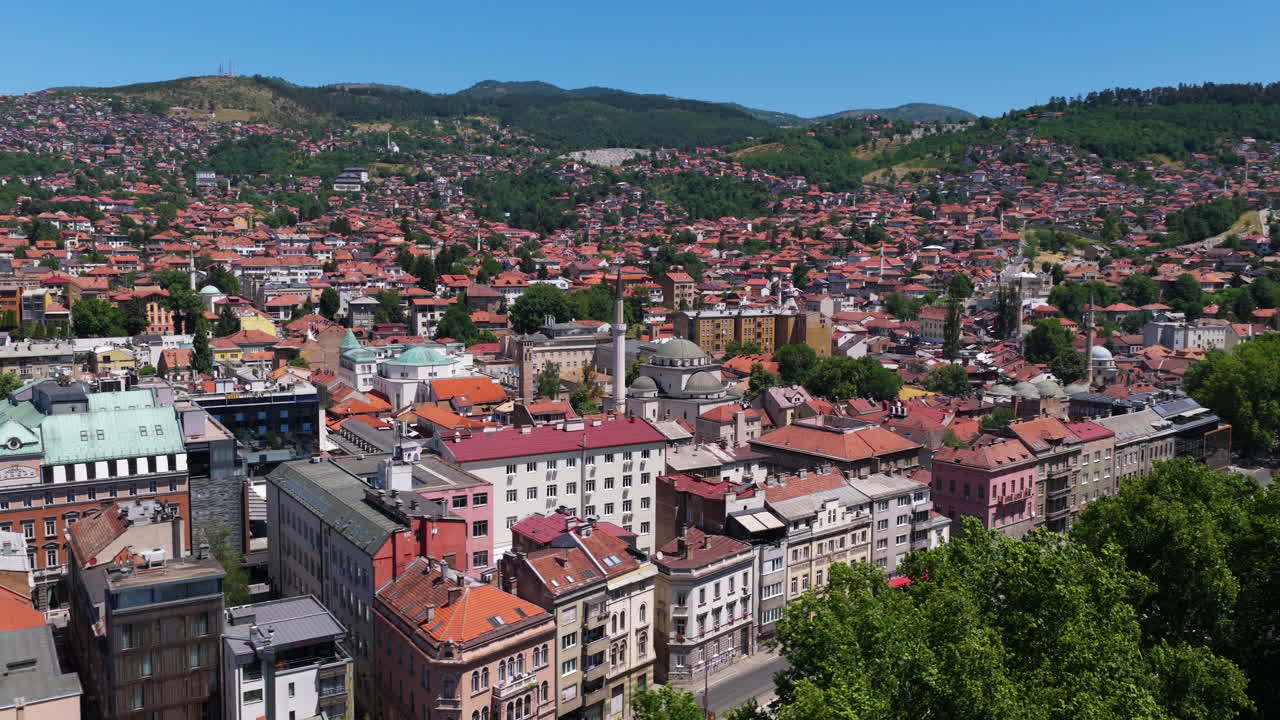 Thủ đô Sarajevo vào mùa hè ở Bosnia và Herzegovina. - ảnh chụp từ trên không