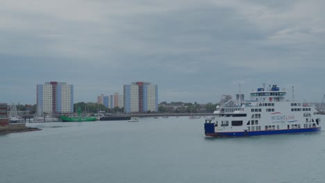 Die-Isle-Of-Wight-Fähre-Fährt-Durch-Den-Hafen-In-Portsmouth