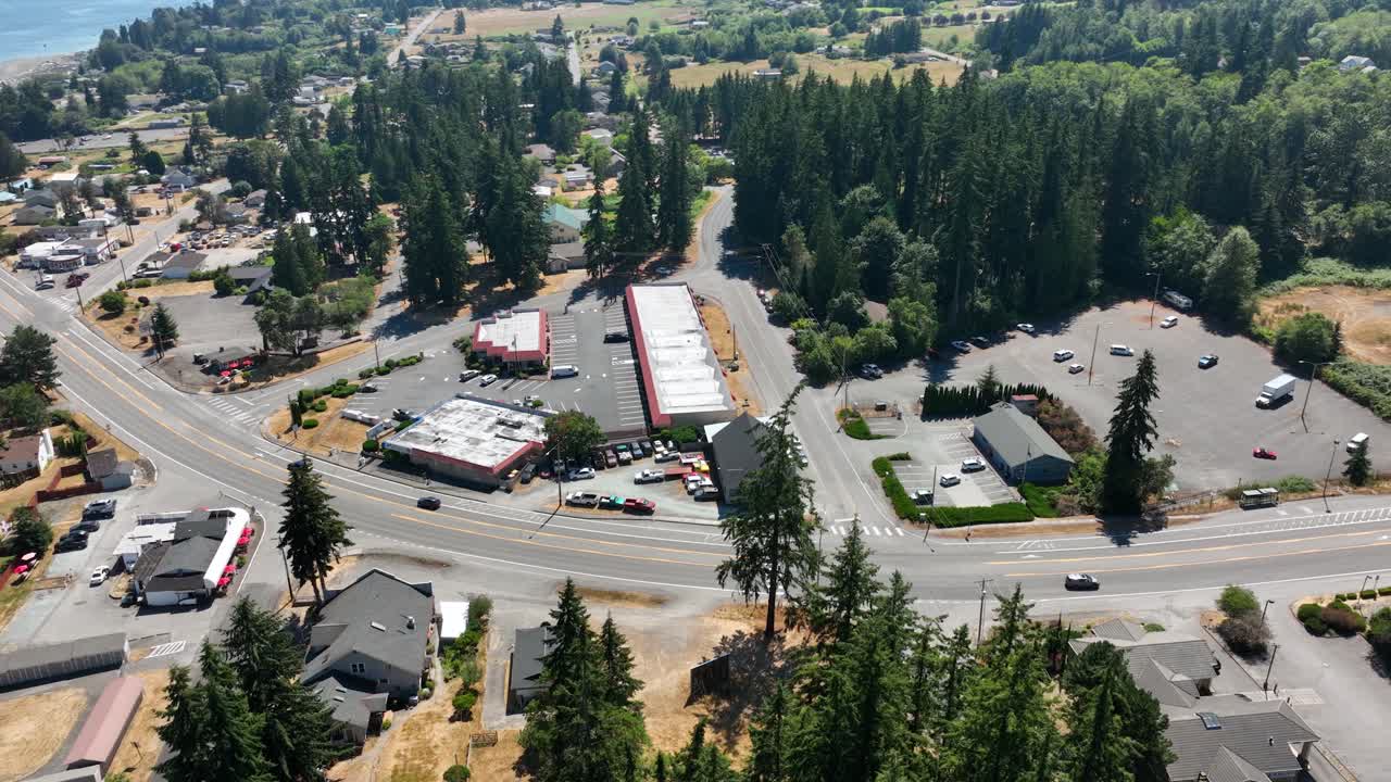 Vista aerea dall'alto della strada principale che attraversa Clinton, WA e conduce al molo dei traghetti.