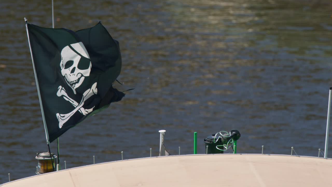 Bandeira de pirata em um barco