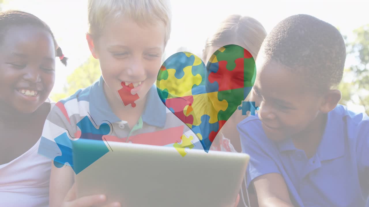 animación de coloridas piezas de rompecabezas corazón sobre niños usando tableta