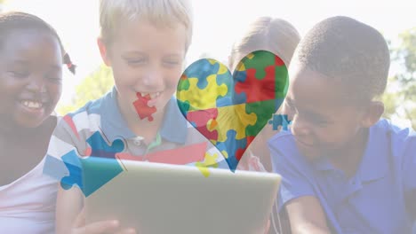 animación de coloridas piezas de rompecabezas corazón sobre niños usando tableta