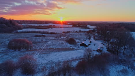 Wunderschöner-Sonnenuntergang-Am-Horizont-In-Einer-Winterlichen-Ländlichen-Landschaft